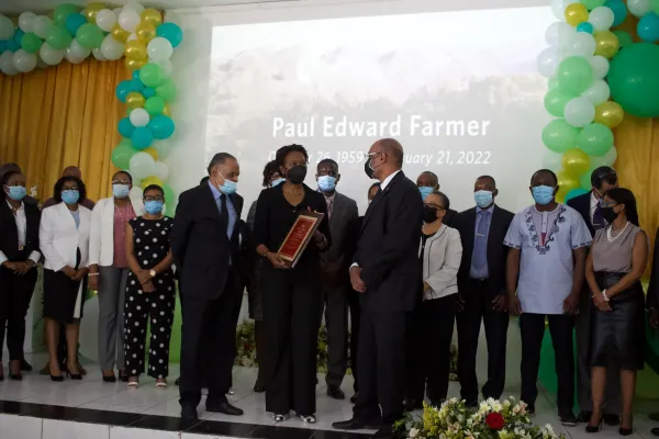 Le gouvernement haïtien commémore la Journée Mondiale de la Santé et honore le Dr Paul Farmer