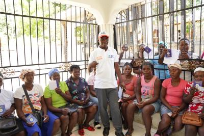 Dans les sections communales de Cerca-la-Source, l’accès à un revenu stable reste limité. Les ménages vivent principalement de petites activités agricoles ou commerciales, souvent interrompues par le manque de capital, l’âge ou les contraintes physiques. Dans ce contexte, l’arrivée d’un transfert monétaire direct a un effet immédiat sur la vie quotidienne.  Les projets HA-J0005 et HA-J0007, Programme de Renforcement des Filets de Sécurité pour les Populations Vulnérables, sont mis en œuvre avec l’appui de l