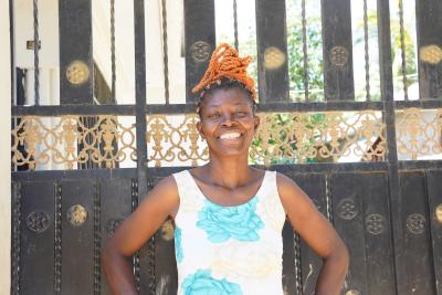 Dans les sections communales de Cerca-la-Source, l’accès à un revenu stable reste limité. Les ménages vivent principalement de petites activités agricoles ou commerciales, souvent interrompues par le manque de capital, l’âge ou les contraintes physiques. Dans ce contexte, l’arrivée d’un transfert monétaire direct a un effet immédiat sur la vie quotidienne.  Les projets HA-J0005 et HA-J0007, Programme de Renforcement des Filets de Sécurité pour les Populations Vulnérables, sont mis en œuvre avec l’appui de l