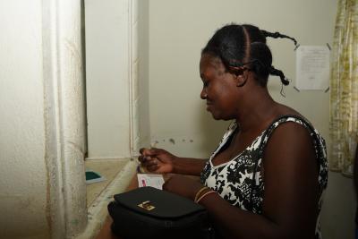 Dans les sections communales de Cerca-la-Source, l’accès à un revenu stable reste limité. Les ménages vivent principalement de petites activités agricoles ou commerciales, souvent interrompues par le manque de capital, l’âge ou les contraintes physiques. Dans ce contexte, l’arrivée d’un transfert monétaire direct a un effet immédiat sur la vie quotidienne.  Les projets HA-J0005 et HA-J0007, Programme de Renforcement des Filets de Sécurité pour les Populations Vulnérables, sont mis en œuvre avec l’appui de l