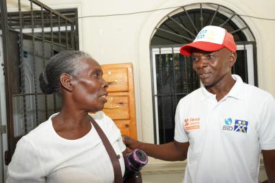Dans les sections communales de Cerca-la-Source, l’accès à un revenu stable reste limité. Les ménages vivent principalement de petites activités agricoles ou commerciales, souvent interrompues par le manque de capital, l’âge ou les contraintes physiques. Dans ce contexte, l’arrivée d’un transfert monétaire direct a un effet immédiat sur la vie quotidienne.  Les projets HA-J0005 et HA-J0007, Programme de Renforcement des Filets de Sécurité pour les Populations Vulnérables, sont mis en œuvre avec l’appui de l